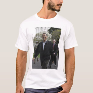 Camiseta Presidente Obama caminha para a quadra de basquete
