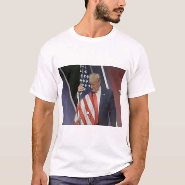 Camiseta Presidente Trump Hugging Bandeira Americana (Frente)
