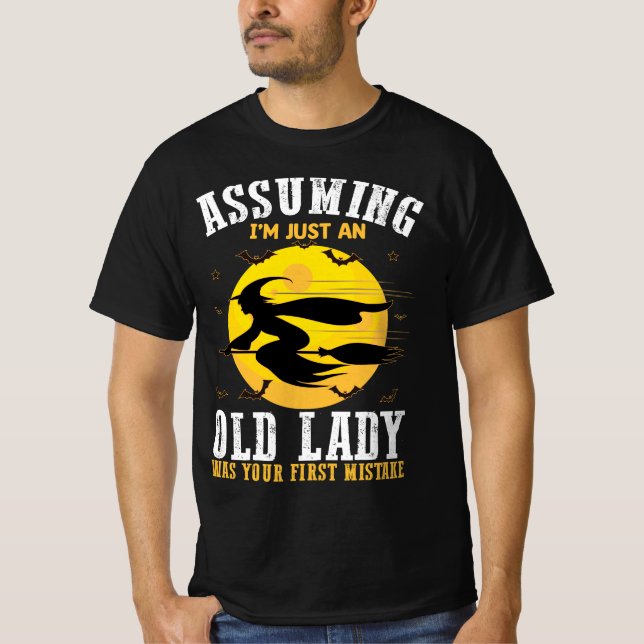 Camiseta Presumindo Que Sou Apenas Uma Velhinha Foi Sua Pri (Frente)