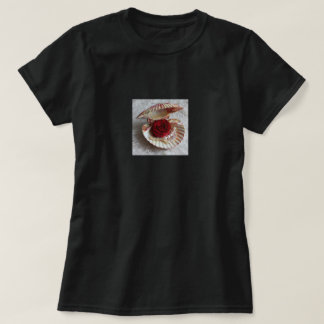 Camiseta Preta com Concha Aberta, Rosa & Pérola El