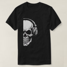 Camiseta Preta com Crânio em Tons de Cinza e Fones