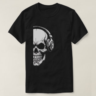 Camiseta Preta com Crânio em Tons de Cinza e Fones