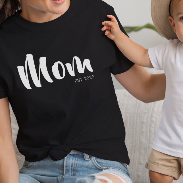 Camiseta preta com texto branco Established Mom (White Script Established Mom Black T-Shirt)