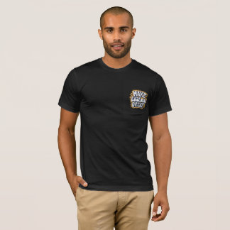 Camiseta preta com texto escrito nela