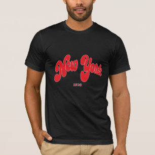 Camiseta Preta com Tipografia Vermelha do Logotipo