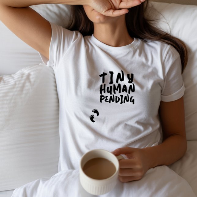 Camiseta preta de gravidez com impressão digital h (The playful saying "Tiny Human Pending" adds a touch of humor )