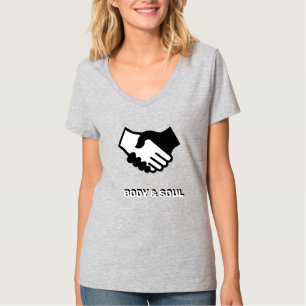 Camiseta preta e branca mãos corpo e alma