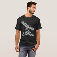 Camiseta Preta Uma Águia Voando Acima das Montanha