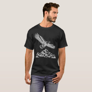 Camiseta Preta Uma Águia Voando Acima das Montanha