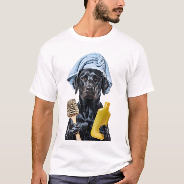 Camiseta Preto Antropomórfico Labrador Vestindo Toalha Hold (Frente)