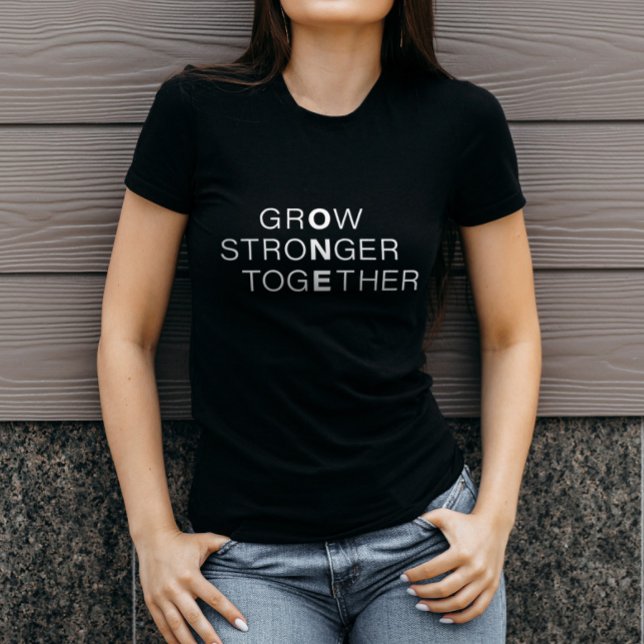 Camiseta Preto Clássico e Branco Novo StroNger TogEther (Criador carregado)