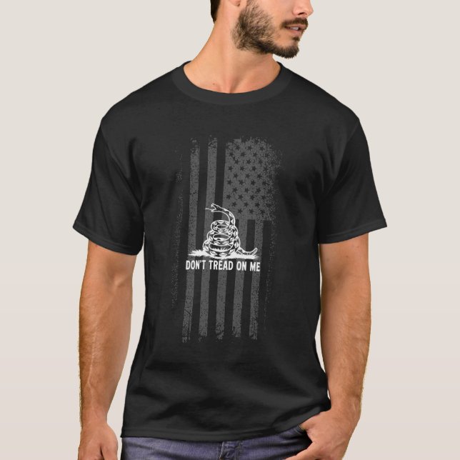 Camiseta Preto e branco não pisca em mim bandeira americana (Frente)