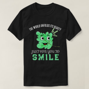 Camiseta Preto "O Mundo Desdobra Sua Beleza" Verde Sorriden