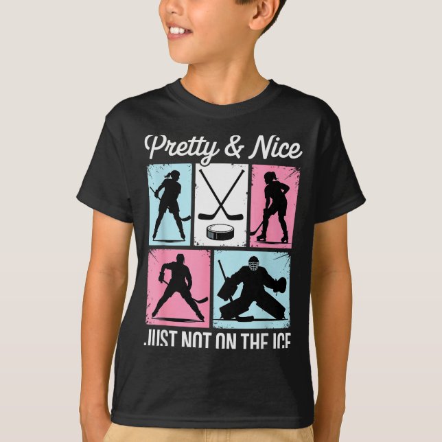 Camiseta Pretty And Nice Just Not On The Ice Hockey Graphic (Frente)
