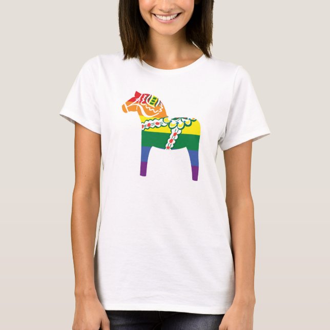 Camiseta Pride Dalahäst | Cavalo dala em cores do arco-íris (Frente)