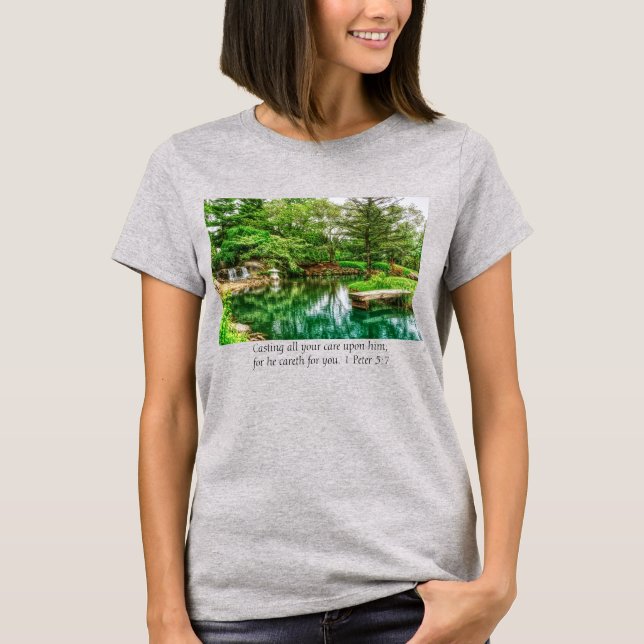Camiseta Primavera Verde Reflexões Bíblia Verso T-Shirt (Frente)