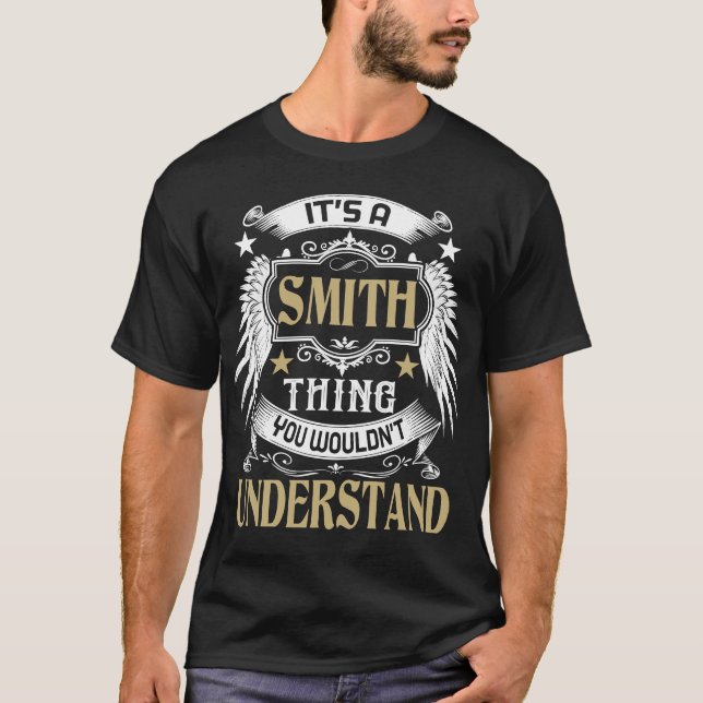 Camiseta Primeira Sobrenome É SMITH Coisa (Frente)