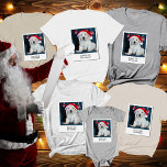 Camiseta Primeira Vintagem de Natal do Cachorro Personaliza<br><div class="desc">Comemore o primeiro Natal do seu filhote em estilo com a Primeira Camisa de Natal do Cachorro Personalizado. Esta camiseta personalizada apresenta a sua foto favorita de cão de estimação, fazer-a de uma emocionada mania que você vai acariciar por anos. Com a sua vibração dos anos 90 e 2000, esta...</div>