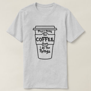 Camiseta Primeiramente eu bebo o café então que eu faço