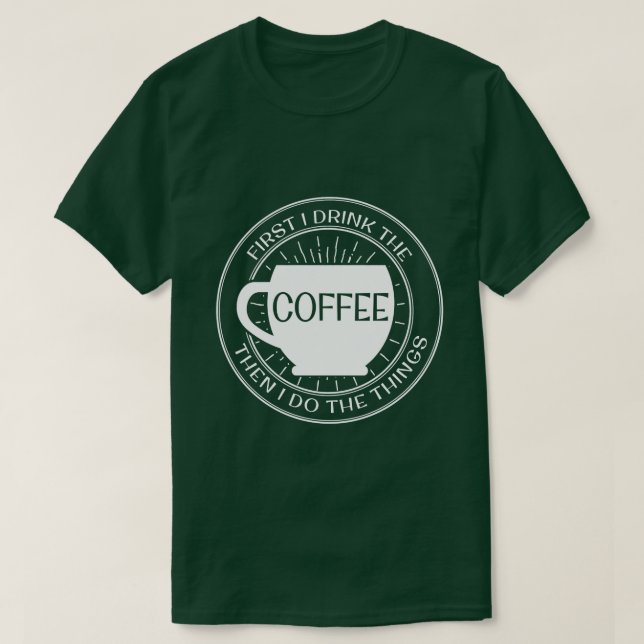 Camiseta Primeiramente eu bebo o café então que eu faço o (Frente do Design)