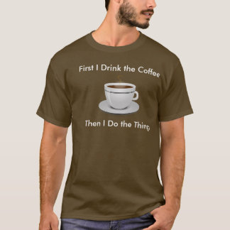 Camiseta Primeiro bebo café, depois faço as coisas