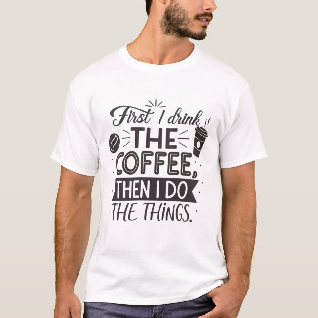 Camiseta Primeiro bebo café, depois faço as coisas (Frente)