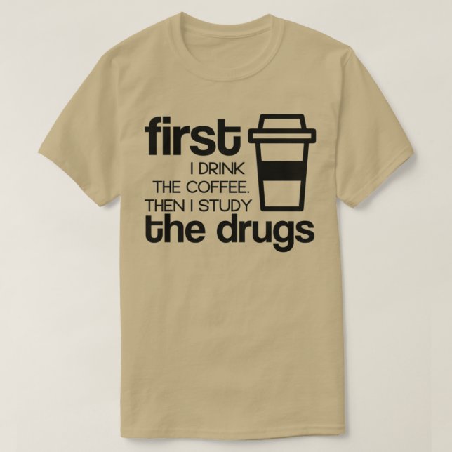 Camiseta Primeiro bebo café e depois estudo as drogas 1 (Frente do Design)