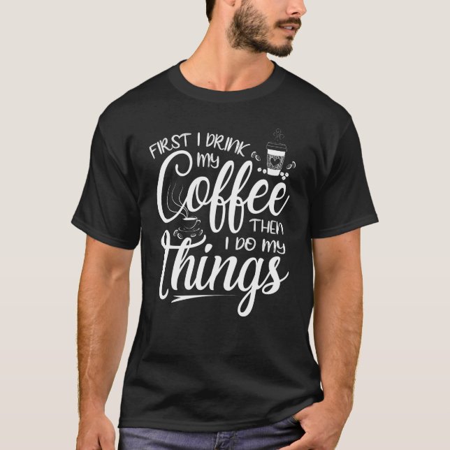Camiseta Primeiro bebo meu café e depois faço as minhas coi (Frente)
