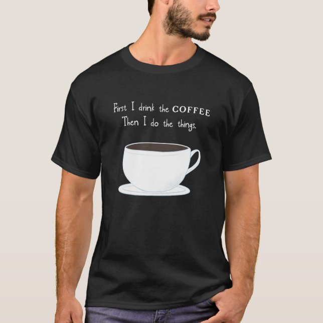 Camiseta Primeiro Café Mãe Pai Amiga da Escola de Trabalho  (Frente)