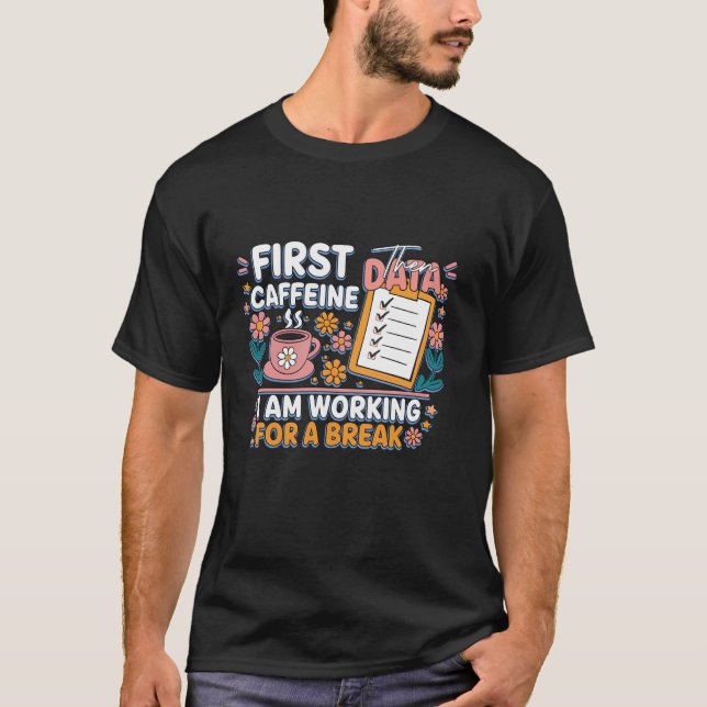 Camiseta Primeiro Cafeína e depois dados que estou trabalha (Frente)