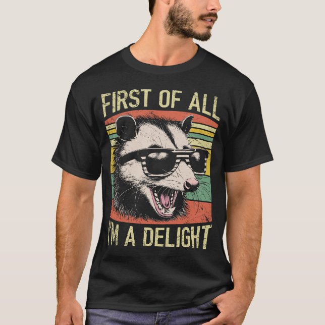 Camiseta Primeiro de tudo, sou um delicioso gambá raivoso s (Frente)