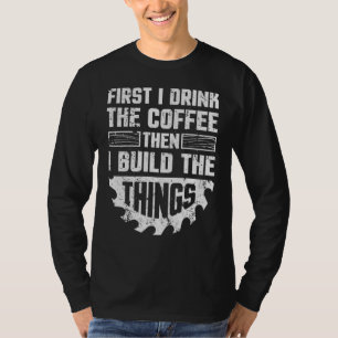 Camiseta Primeiro Eu Bebo Café E Depois Construo As Coisas.