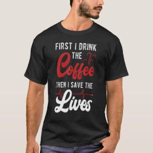 Camiseta Primeiro Eu Bebo Café E Depois Salvo As Vidas