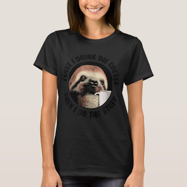Camiseta Primeiro Eu Bebo Café. Então Eu Faço As Coisas... (Frente)