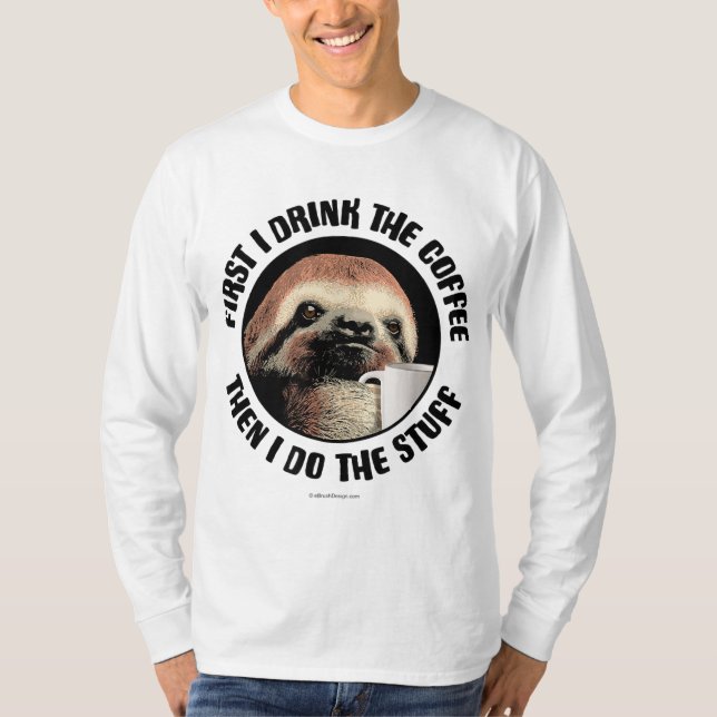 Camiseta Primeiro Eu Bebo Café. Então Eu Faço As Coisas... (Frente)