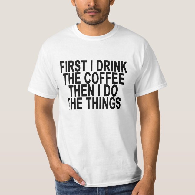 Camiseta PRIMEIRO EU BEBO O CAFÉ E DEPOIS FAÇO AS COISAS..p (Frente)