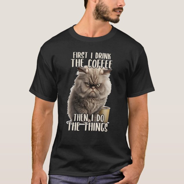 Camiseta Primeiro Eu Faço Café E Gato Sarcástico (Frente)