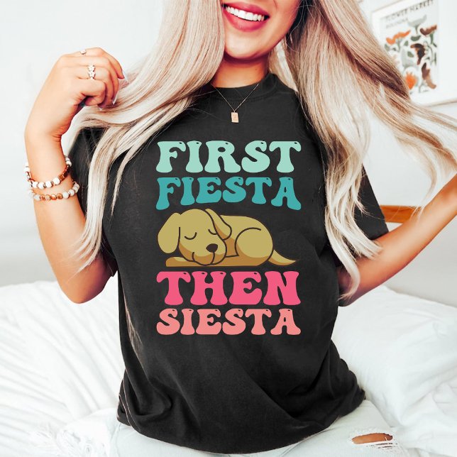 Camiseta Primeiro Fiesta Depois Siesta | Dormir Engraçado (First Fiesta Then Siesta | Funny Sleeping Puppy T-Shirt)