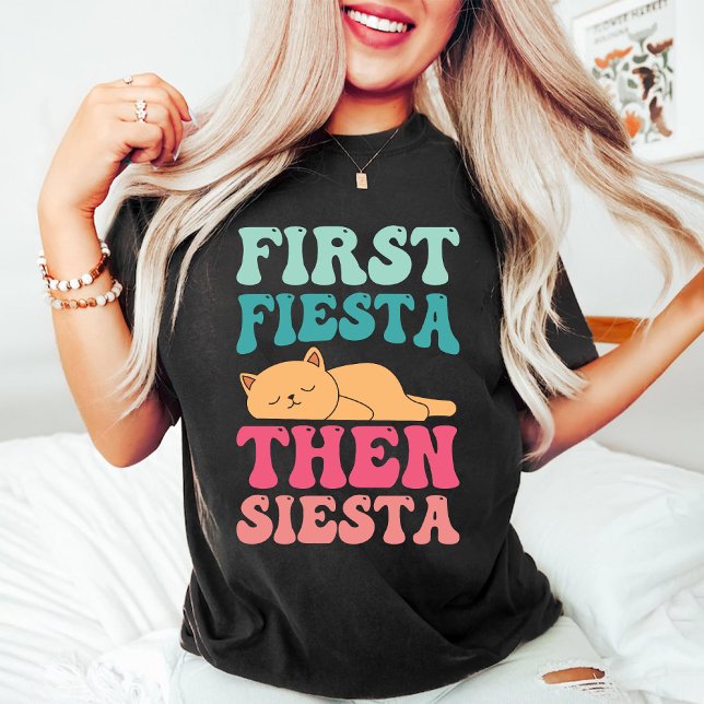 Camiseta Primeiro Fiesta Depois Siesta | Gato De Dormir Eng (First Fiesta Then Siesta | Funny Sleeping Cat T-Shirt)
