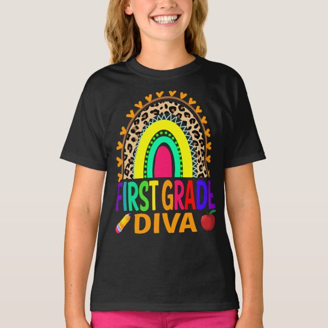 Camiseta Primeiro Grau Diva Arco-Íris Leopardo De Volta À E (Frente)