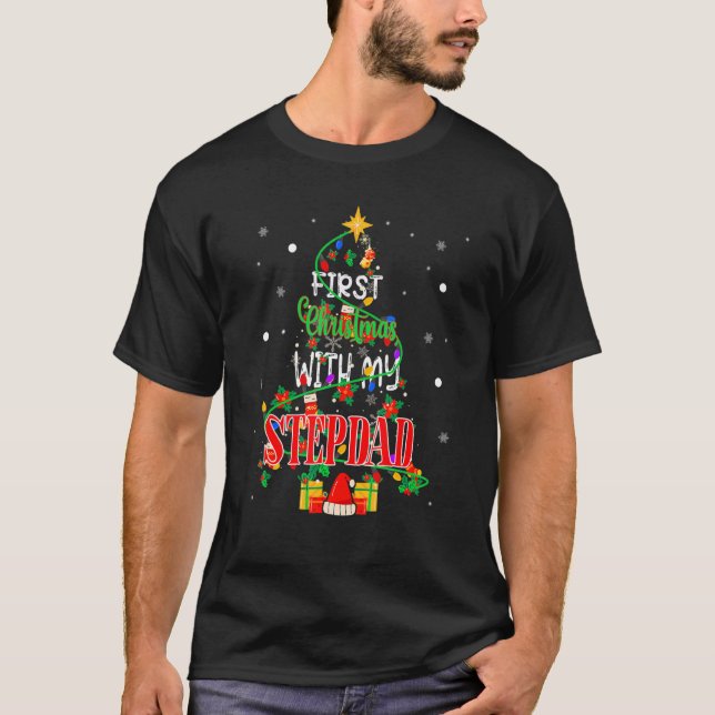 Camiseta Primeiro Natal Com Meu Stepdad Xmas Tree Light Fa (Frente)