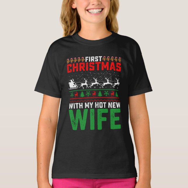 Camiseta Primeiro Natal Com Minha Nova Família De Esposas E (Frente)