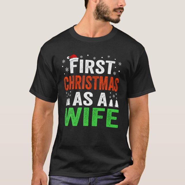 Camiseta Primeiro Natal Como Esposa 1 Rua De Natal Casada C (Frente)