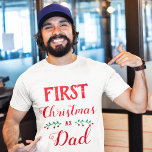 Camiseta Primeiro Natal como família de Pais correspondendo<br><div class="desc">Esta camiseta branca é perfeita para roupas familiares personalizadas que combinam o Natal. Diz "Primeiro Natal como Pai" numa fonte vermelha moderna. Para mais personalização ou outros itens correspondentes,  por favor,  sinta-se à vontade para entrar em contato comigo.</div>