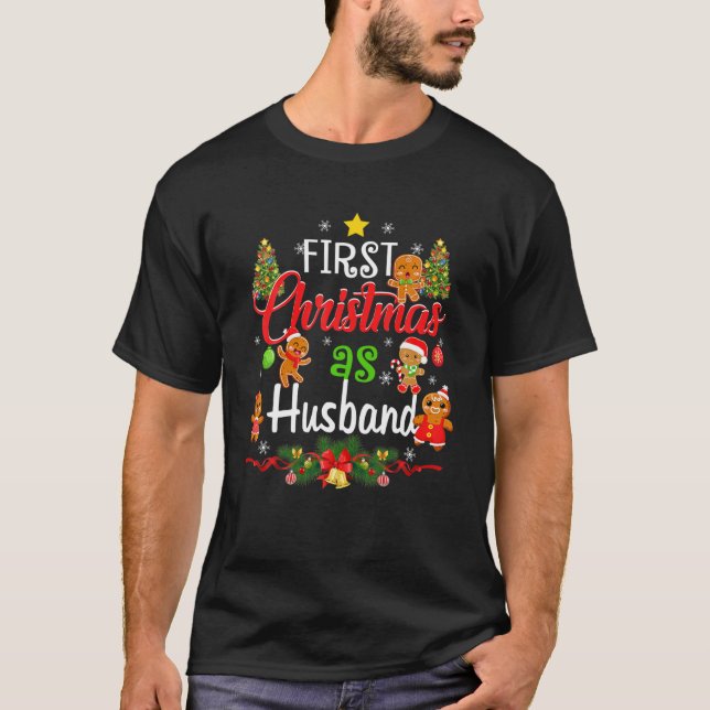 Camiseta Primeiro Natal Como Família Marido Correspondendo  (Frente)