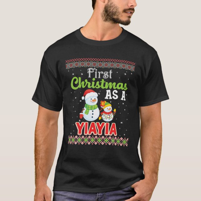Camiseta Primeiro Natal Como Família Yiayia Correspondendo  (Frente)