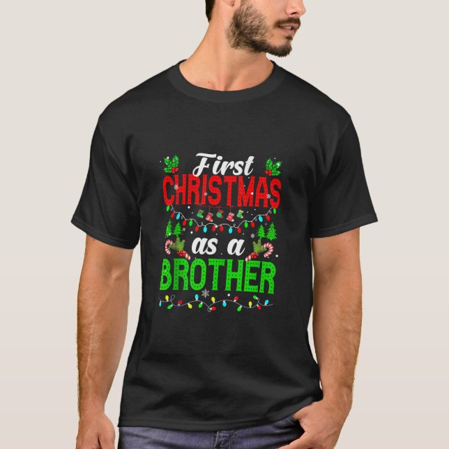 Camiseta Primeiro Natal Como Um Irmão Da Família Xmas Luzes (Frente)