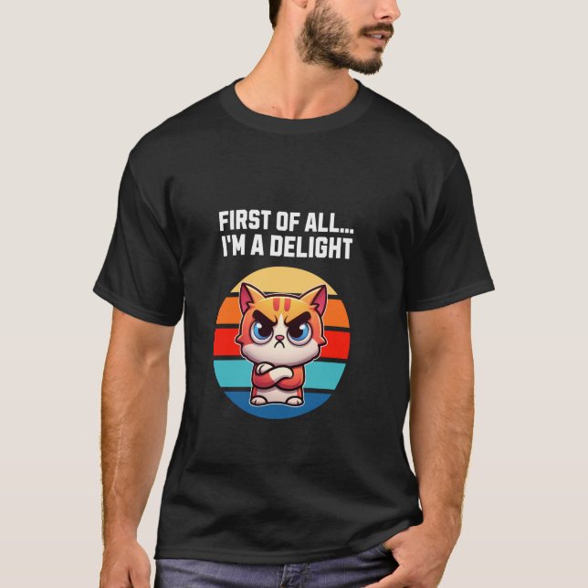 Camiseta Primeiro, sou um delicioso e irritado Gato Sarcást (Frente)