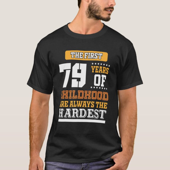 Camiseta Primeiros 79 Anos Da Infância (Frente)