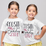 Camiseta Primo da família de namorados da garota de anivers<br><div class="desc">Procurando uma maneira de mostrar seu apoio para sua prima no aniversário dela? Não olhe mais do que nossas camisas personalizadas da família. Estas camisas são perfeitas para celebrar com todos na sua família. Quer você esteja jogando uma pequena festa ou hospedando uma grande reunião, essas camisas vão garantir que...</div>